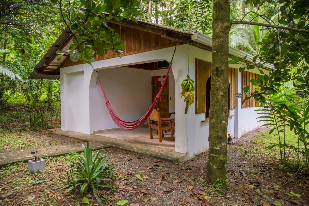 Cabinas Iguana Cahuita Exterior photo