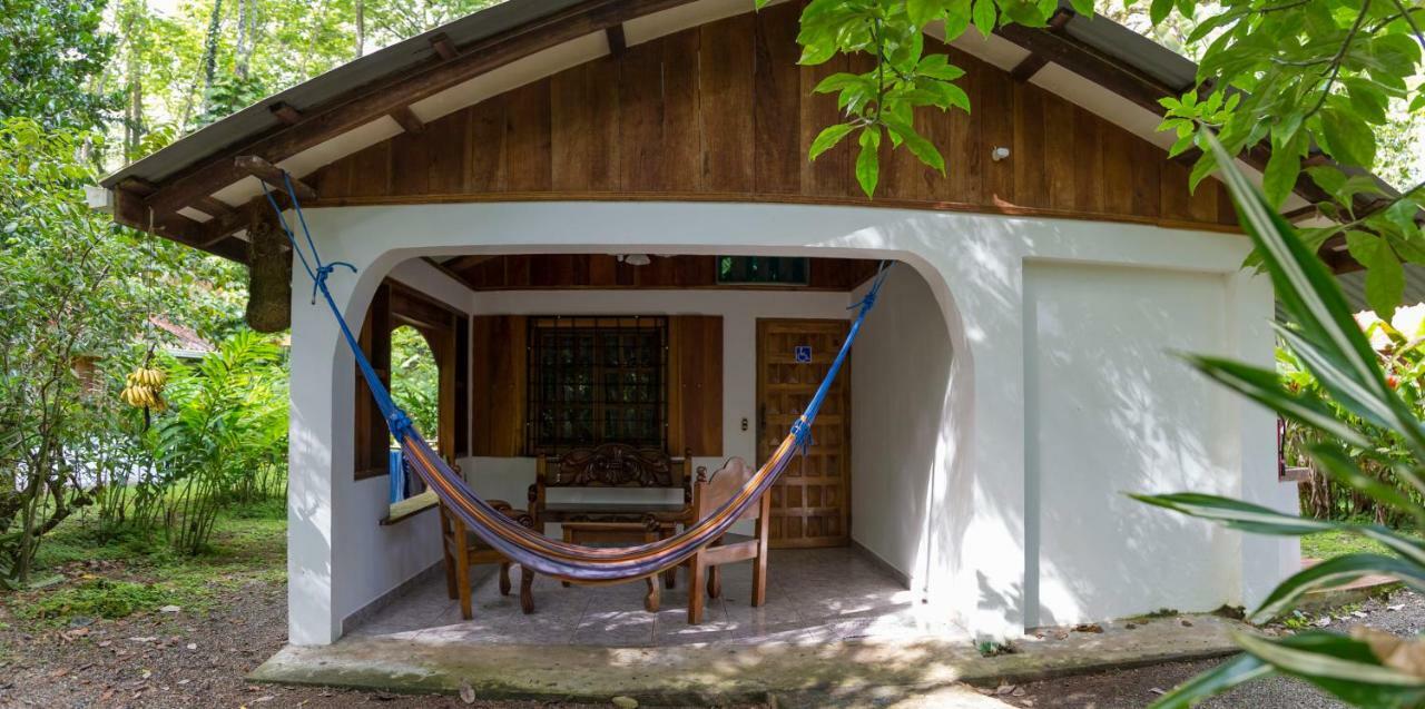 Cabinas Iguana Cahuita Exterior photo